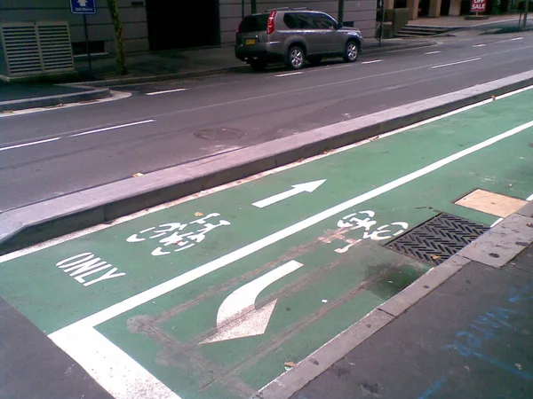 Protected bike lane in Sydney. Great idea!